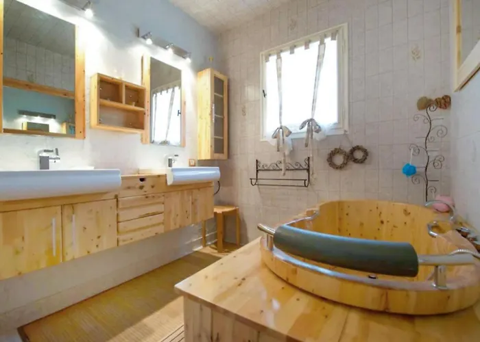 8 Bedroom Lovely In Casa de Férias Vezenobres