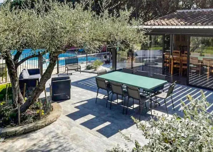 8 Bedroom Lovely In Vezenobres
